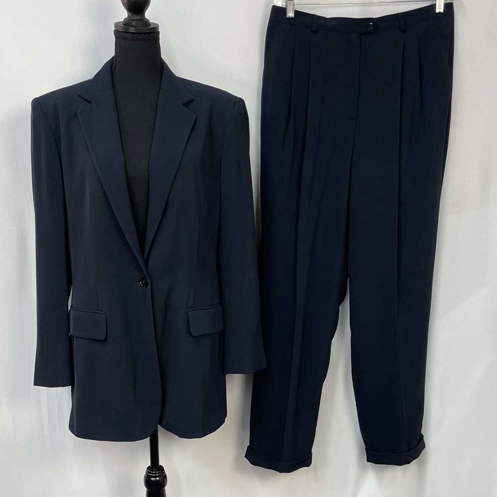 Ralph Lauren Classic Navy Blue Women's Suit, fully lined, cuffed pant,size 14/16